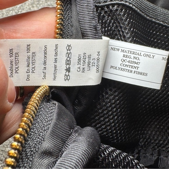 Lululemon Everywhere Belt Bag Black Fleece with Gold Hardware 1L EUC - Picture 11 of 13